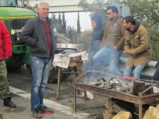 Πλούσιο φωτορεπορτάζ από τα μπλόκα της Θεσσαλίας (Τέμπη – Νίκαια)