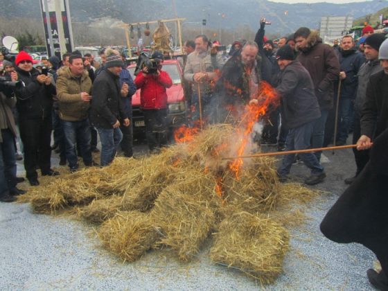 Αποστολή: Φωτορεπορτάζ και βίντεο από τα μπλόκα της Θεσσαλίας (Τέμπη – Νίκαια)