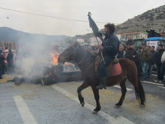 Αποστολή: Φωτορεπορτάζ και βίντεο από τα μπλόκα της Θεσσαλίας (Τέμπη – Νίκαια)