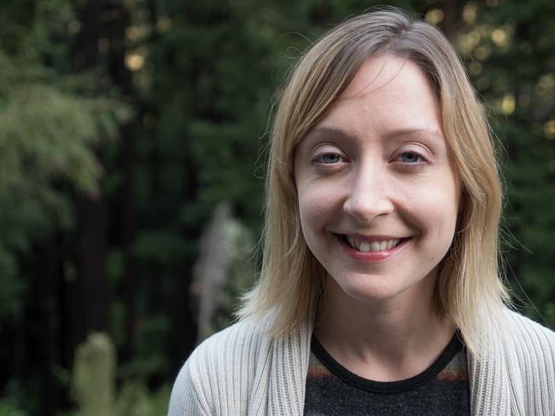 Πλήθος οι εφαρμογές που λύνουν τα χέρια των καλλιεργητών    Πέρα από τις δύο συμμετοχές στον διαγωνισμό του Ινστιτούτου Βιομιμητικής, στις οποίες αναφέρθηκε παραπάνω η Έριν Κόνελι, υπάρχουν και πολλές άλλες που φιλοδοξούν εκτός από το να εξασφαλίσουν το οικονομικό έπαθλο να λύσουν τα χέρια και των καλλιεργητών -μεγάλων, μικρών ακόμα και των ερασιτεχνών- ή απλά να εξασφαλίσουν καλής ποιότητας τροφή στον καθένα. Μεταξύ αυτών φιγουράρουν τα παρακάτω:  Το Mangrove Still μιμείται τον τρόπο με τον οποίο τα φυτά που βρίσκονται στις παραλίες επεξεργάζονται το θαλασσινό νερό για να δημιουργήσουν αποστακτήρες αφαλάτωσης που κοστίζουν πέντε φορές λιγότερο από τους παραδοσιακούς ηλιακούς συλλέκτες αφαλάτωσης.  Το Holonic Integrated Produce Swarm , μια εφαρμογή δικτύωσης της οποίας ο αλγόριθμος μιμείται τον τρόπο με τον οποίο συνεργάζονται μεγάλες ομάδες όπως τα σμήνη στη φύση. Η εφαρμογή βοηθάει μικρούς παραγωγούς να μοιράζονται πόρους, προϊόντα, επιμελητεία και πληροφορίες.  Το Balcony Cultivator είναι ένα αυτοσυντηρούμενο σύστημα που βοηθάει τους κατοίκους πόλεων να αναπτύξουν τα δικά τους βιολογικά τρόφιμα, στα μπαλκόνια τους  Το Oasis Aquaponic Food Production είναι σχεδιασμένο να βοηθάει όσους καλλιεργούν για τις δικές τους διατροφικές ανάγκες να έχουν καλύτερα προϊόντα σε λιγότερο χώρο, με λιγότερο νερό και χωρίς χημικές ουσίες, βελτιώνοντας έτσι την ποιότητα της διατροφής τους αλλά και αυξάνοντας τα περιθώρια κέρδους.  Το Hexagro είναι ένα αρθρωτό σύστημα καλλιέργειας που δεν χρειάζεται έδαφος και δίνει τη δυνατότητα καλλιέργειας μέσα σε κλειστούς, μικρούς χώρους.  Το Jube είναι ένας βιολογικής έμπνευσης θάλαμος ο οποίος αιχμαλωτίζει βρώσιμα έντομα, μια πηγή πρωτεΐνης που χαρακτηρίζεται ως η τροφή του μέλλοντος.