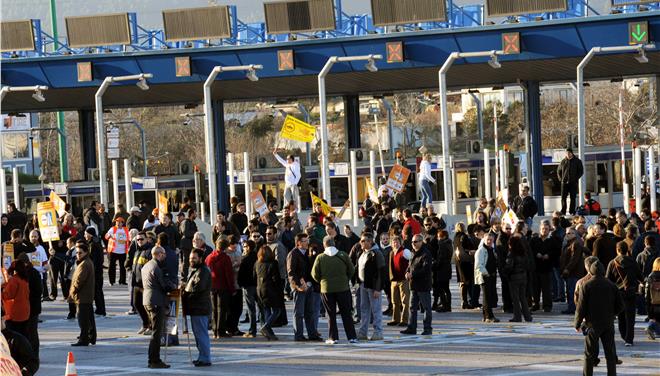 Κλείνουν τα διόδια στις Αφίδνες οι φυτωριούχοι Αττικής