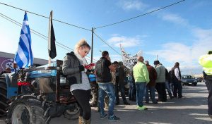 Η όμορφη ξανθιά αγρότισσα που έκλεψε τις εντυπώσεις στο μπλόκο της Κορίνθου