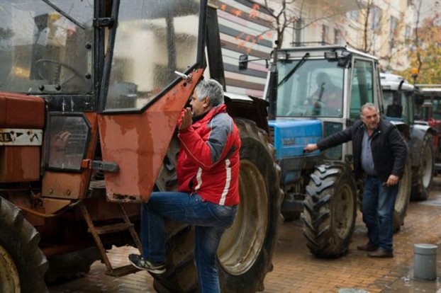 Τα τρακτέρ έκλεισαν την εθνική οδό στην Άρτα. Στην Περιφέρεια Ηπείρου οι κτηνοτρόφοι των Ιωαννίνων