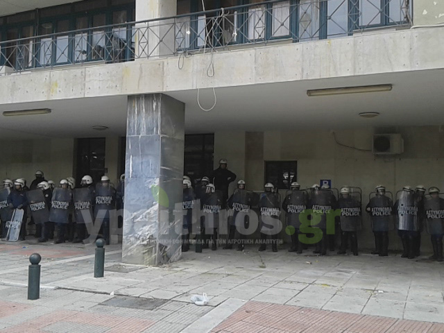 ΜΑΤ, δακρυγόνα και σοβαρά επεισόδια με την άφιξη Αποστόλου στην Κομοτηνή! 