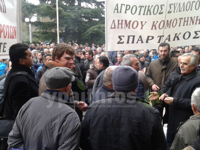 ΜΑΤ, δακρυγόνα και σοβαρά επεισόδια με την άφιξη Αποστόλου στην Κομοτηνή!