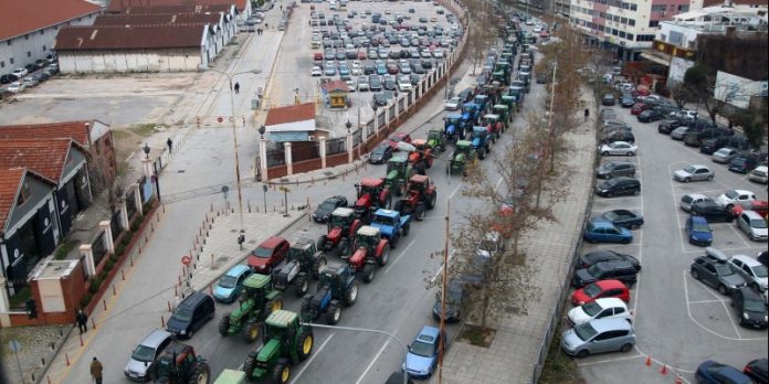 Συμβολικός αποκλεισμός του κόμβου των Μαλγάρων από τους αγρότες Συμβολικός αποκλεισμός του κόμβου των Μαλγάρων από τους αγρότες