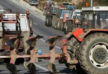 Τρίκαλα: Στην αερογέφυρα Πετροπόρου έχουν παρατάξει τα τρακτέρ αγρότες