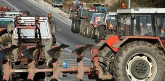 Τρίκαλα: Στην αερογέφυρα Πετροπόρου έχουν παρατάξει τα τρακτέρ αγρότες