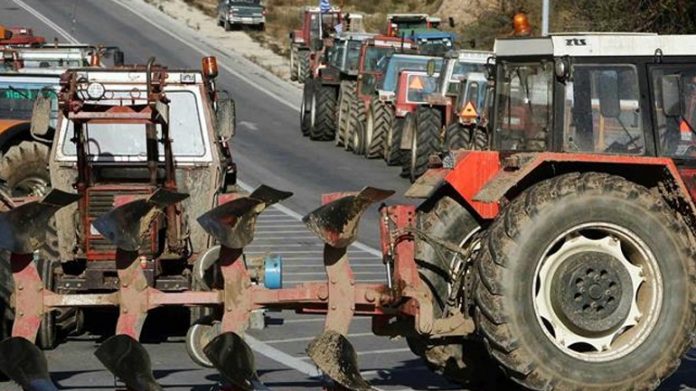 Τρίκαλα: Στην αερογέφυρα Πετροπόρου έχουν παρατάξει τα τρακτέρ αγρότες Τρίκαλα: Στην αερογέφυρα Πετροπόρου έχουν παρατάξει τα τρακτέρ αγρότες