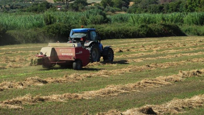 Προσπάθεια «αφανισμού της μικρομεσαίας αγροτιάς» χαρακτηρίζει με ανακοίνωσή της η Λαϊκή Ενότητα την προωθούμενη αυστηροποίηση του ορισμού του κατ’ επάγγελμα αγρότη.