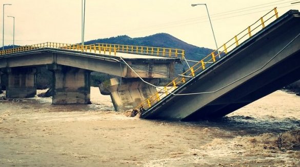 trikala Κατέρρευσε η γέφυρα του Πηνειού στη Διάβα Καλαμπάκας