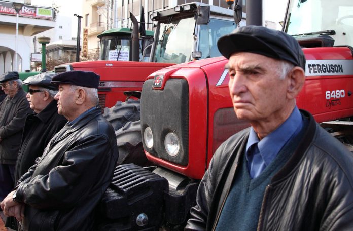 Εκπτώσεις στις εισφορές αλλά και στη βασική σύνταξη για τους αγρότες εξετάζει το Μαξίμου Εκπτώσεις στις εισφορές αλλά και στη βασική σύνταξη για τους αγρότες εξετάζει το Μαξίμου