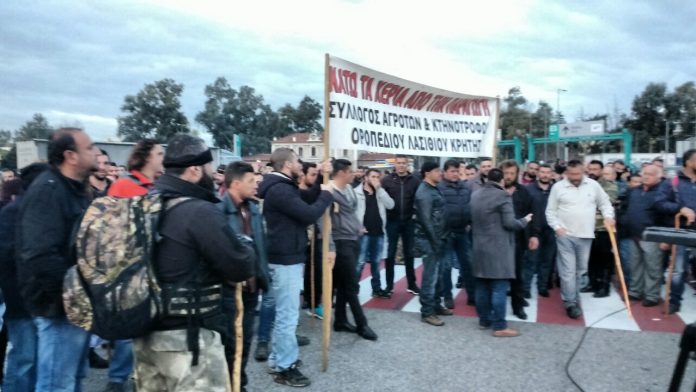 Αγρότες απέκλεισαν το τελωνείο του Ηρακλείου