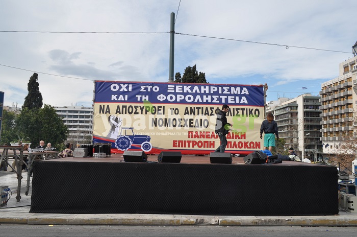 Οι αγρότες «διακοσμούν» τη πλατεία Συντάγματος με σκηνές και πανό (φωτο)