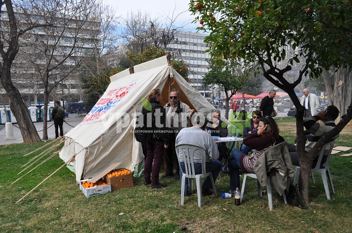 Οι αγρότες «διακοσμούν» τη πλατεία Συντάγματος με σκηνές και πανό (φωτο)