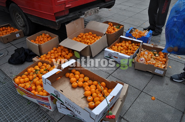 Οι αγρότες «διακοσμούν» τη πλατεία Συντάγματος με σκηνές και πανό (φωτο)