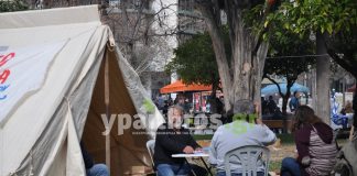 Οι αγρότες «διακοσμούν» τη πλατεία Συντάγματος με σκηνές και πανό (φωτο)
