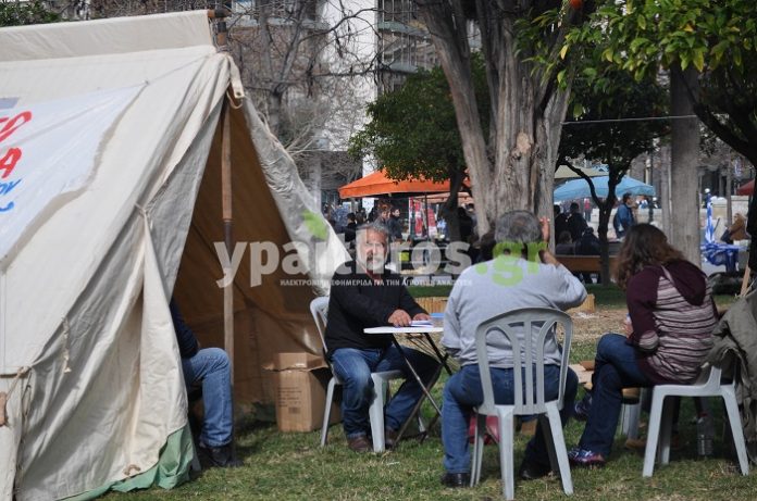 Synatgma-Agrotes-2 Οι αγρότες «διακοσμούν» τη πλατεία Συντάγματος με σκηνές και πανό (φωτο)