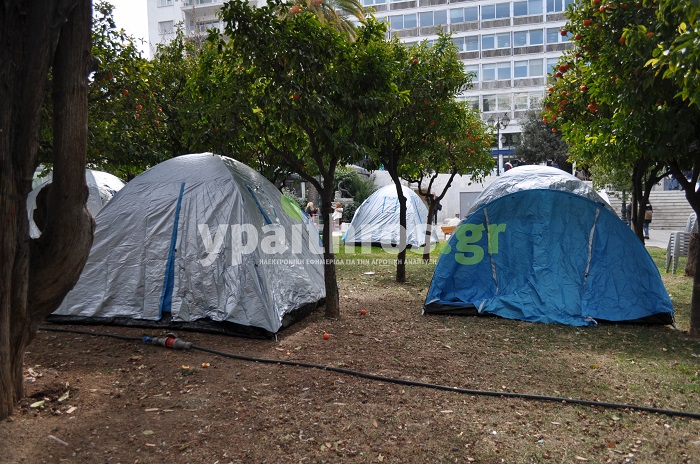 Οι αγρότες «διακοσμούν» τη πλατεία Συντάγματος με σκηνές και πανό (φωτο)