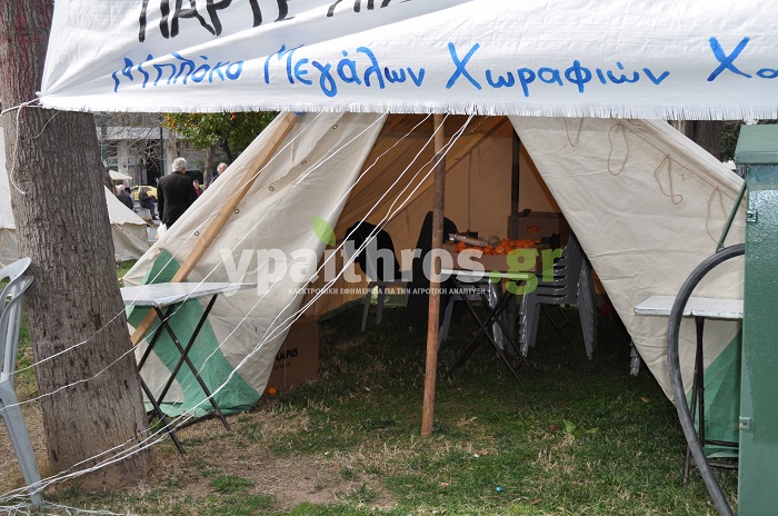 Οι αγρότες «διακοσμούν» τη πλατεία Συντάγματος με σκηνές και πανό (φωτο)