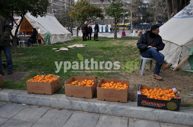 Οι αγρότες «διακοσμούν» τη πλατεία Συντάγματος με σκηνές και πανό (φωτο)