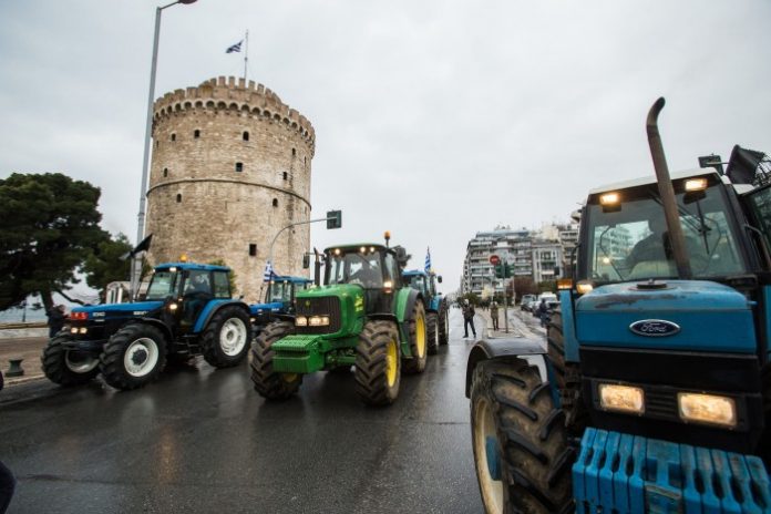 Με τα τρακτέρ τους στον Λευκό Πύργο οι αγρότες