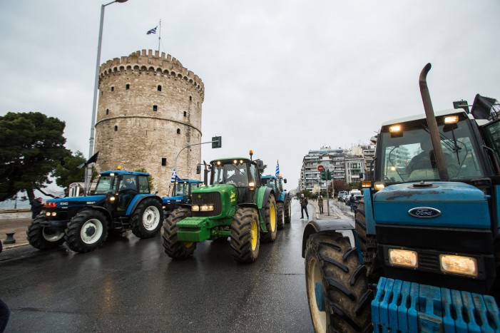 me-ta-trakter-tous-ston-lefko-pyrgo-oi-agrotes-upd-15669