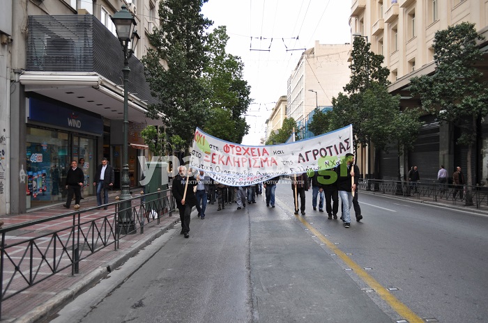 Οι πρώτες αφίξεις στο Σύνταγμα