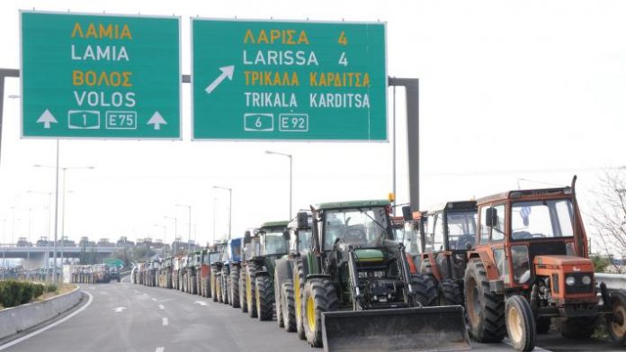 Β. Ελλάδα: Έρχονται Αθήνα αλλά δεν αποδυναμώνουν τα μπλόκα οι αγρότες Β. Ελλάδα: Έρχονται Αθήνα αλλά δεν αποδυναμώνουν τα μπλόκα οι αγρότες