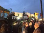 Στο Σύνταγμα έχουν εδώ και ώρα αγρότες μαζί με τα τρακτέρ, τα οποία έχουν παρατάξει μπροστά από τη Βουλή.
