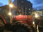 Στο Σύνταγμα έχουν εδώ και ώρα αγρότες μαζί με τα τρακτέρ, τα οποία έχουν παρατάξει μπροστά από τη Βουλή.