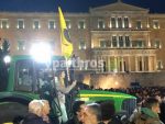 Στο Σύνταγμα έχουν εδώ και ώρα αγρότες μαζί με τα τρακτέρ, τα οποία έχουν παρατάξει μπροστά από τη Βουλή.