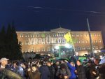 Στο Σύνταγμα έχουν εδώ και ώρα αγρότες μαζί με τα τρακτέρ, τα οποία έχουν παρατάξει μπροστά από τη Βουλή.