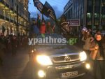 Στο Σύνταγμα έχουν εδώ και ώρα αγρότες μαζί με τα τρακτέρ, τα οποία έχουν παρατάξει μπροστά από τη Βουλή.