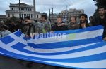 Στο Σύνταγμα έχουν εδώ και ώρα αγρότες μαζί με τα τρακτέρ, τα οποία έχουν παρατάξει μπροστά από τη Βουλή.