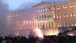 Στο Σύνταγμα έχουν εδώ και ώρα αγρότες μαζί με τα τρακτέρ, τα οποία έχουν παρατάξει μπροστά από τη Βουλή.