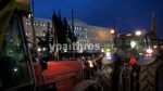 Στο Σύνταγμα έχουν εδώ και ώρα αγρότες μαζί με τα τρακτέρ, τα οποία έχουν παρατάξει μπροστά από τη Βουλή.