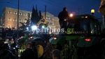 Στο Σύνταγμα έχουν εδώ και ώρα αγρότες μαζί με τα τρακτέρ, τα οποία έχουν παρατάξει μπροστά από τη Βουλή.