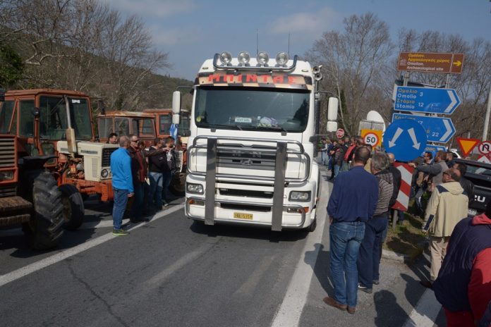 apo-tin-mia-oi-agrotes-apo-tin-alli-oi-prosfyges Τέμπη: Από την μία οι αγρότες, από την άλλη οι πρόσφυγες και στη μέση η κυβέρνηση