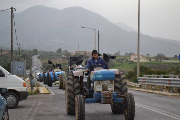 Ηλεία: Αγρότες απέκλεισαν την εθνική οδό Πατρών - Πύργου στο ύψος της Αμαλιάδας