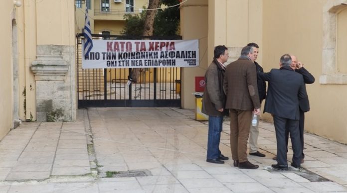 Χανιά: Κινητοποίηση των δικηγόρων έξω από το δικαστικό μέγαρο της πόλης