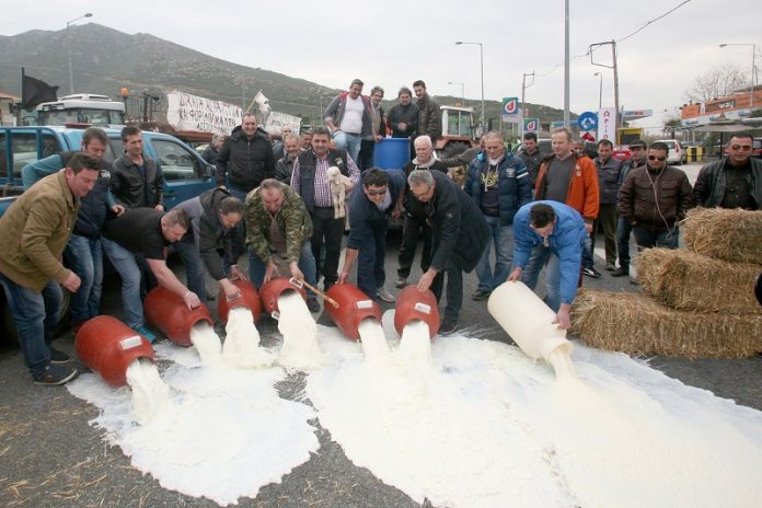 Γάλα στα Τέμπη, εντάσεις στον Προμαχώνα και ενίσχυση των μπλόκων Γάλα στα Τέμπη, εντάσεις στον Προμαχώνα και ενίσχυση των μπλόκων
