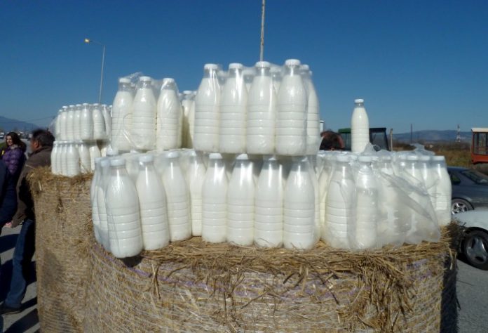 Τρίκαλα: Αγρότες μοίρασαν μπουκάλια με γάλα σε οδηγούς