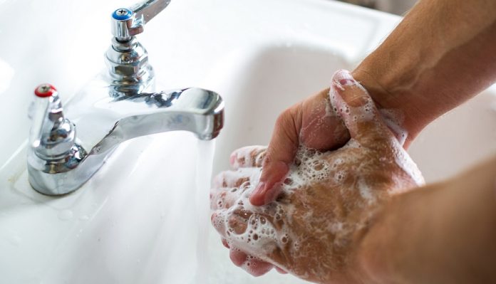 Γιατί επιβάλλεται να πλένετε τα χέρια σας με κρύο νερό