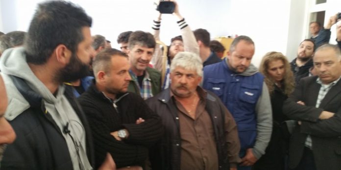 Κόρινθος: Αγρότες εισέβαλαν στα γραφεία του ΣΥΡΙΖΑ Κόρινθος: Αγρότες εισέβαλαν στα γραφεία του ΣΥΡΙΖΑ