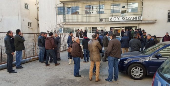 Απέκλεισαν τη ΔΟΥ Κοζάνης οι αγρότες Απέκλεισαν τη ΔΟΥ Κοζάνης οι αγρότες
