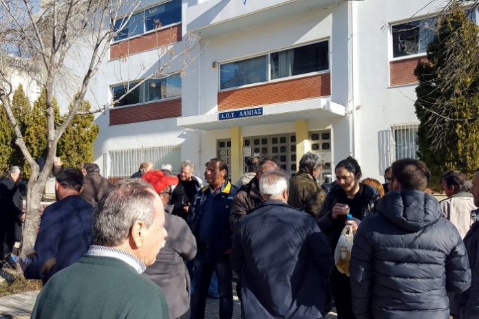 Κατάληψη των ΔΟΥ Άρτας και Λαμίας από αγρότες Κατάληψη των ΔΟΥ Άρτας και Λαμίας από αγρότες