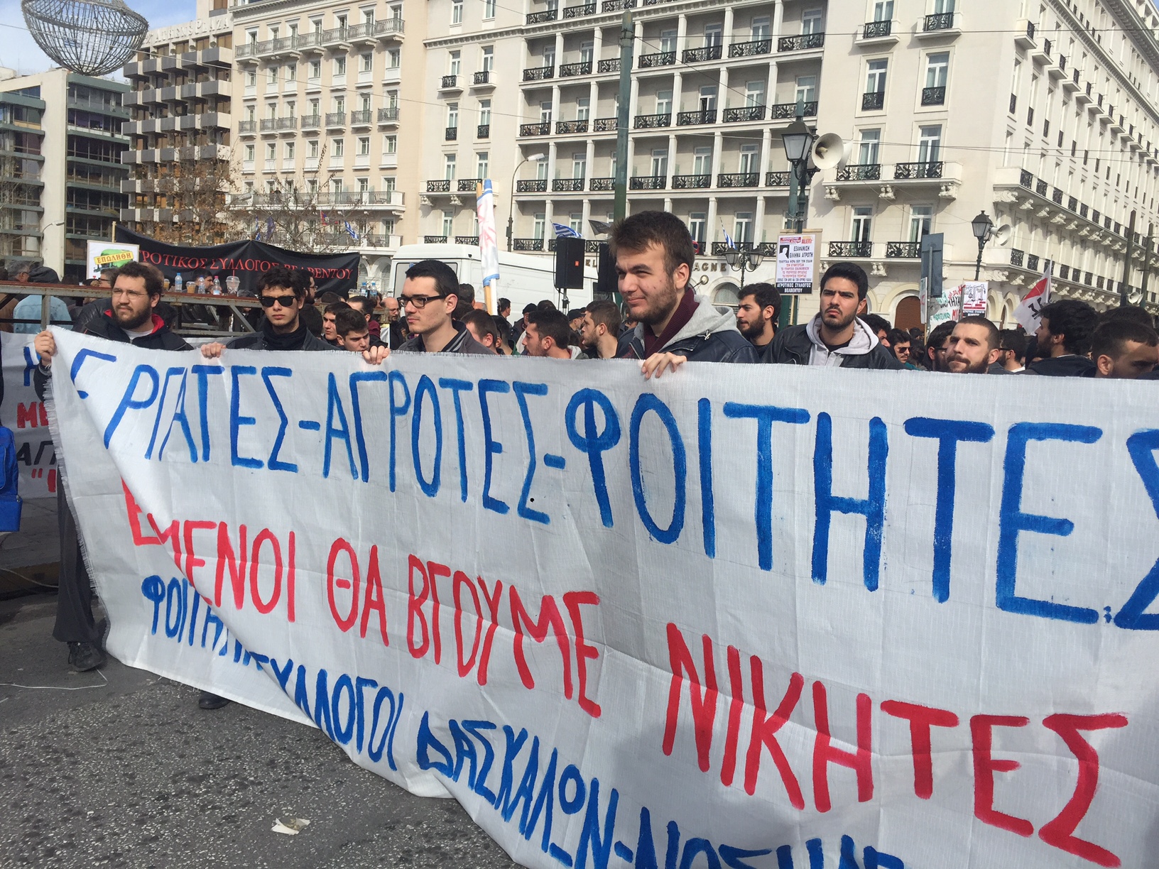 kai-oi-foitites-sto-plevro-ton-agroton-17017