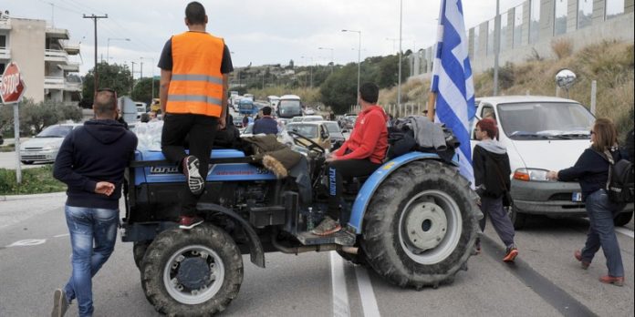 Μπροστά στο τελωνείο των Ευζώνων με τα τρακτέρ τους οι αγροτές (upd) Μπροστά στο τελωνείο των Ευζώνων με τα τρακτέρ τους οι αγροτές (upd)