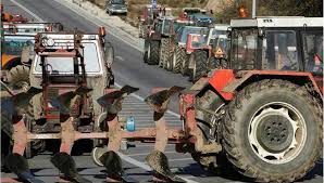 Ηλεία: Αγρότες απέκλεισαν την εθνική οδό Πατρών - Πύργου στο ύψος της Αμαλιάδας